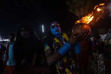 Kulashekharapatnam, Tamilnadu, Hindistan - 12 Ekim 2024: Kulasai, boyalı yüzlü Hindu dindar portresi ve kulasai dasara festivalinin gece ayinlerini gerçekleştirmek için bir tarikat karakteri gibi giyinmiş.