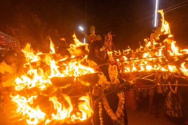 Kulashekharapatnam, Tamilnadu, Hindistan - 12 Ekim 2024: Kulasai, boyalı yüzlü Hindu dindar portresi ve kulasai dasara festivalinin gece ayinlerini gerçekleştirmek için bir tarikat karakteri gibi giyinmiş.