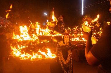 Kulashekharapatnam, Tamilnadu, Hindistan - 12 Ekim 2024: Kulasai, boyalı yüzlü Hindu dindar portresi ve kulasai dasara festivalinin gece ayinlerini gerçekleştirmek için bir tarikat karakteri gibi giyinmiş.