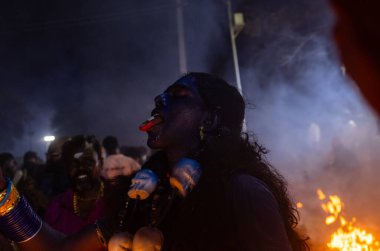 Kulashekharapatnam, Tamilnadu, Hindistan - 12 Ekim 2024: Kulasai, boyalı yüzlü Hindu dindar portresi ve kulasai dasara festivalinin gece ayinlerini gerçekleştirmek için bir tarikat karakteri gibi giyinmiş.