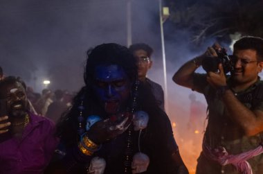 Kulashekharapatnam, Tamilnadu, Hindistan - 12 Ekim 2024: Kulasai, boyalı yüzlü Hindu dindar portresi ve kulasai dasara festivalinin gece ayinlerini gerçekleştirmek için bir tarikat karakteri gibi giyinmiş.