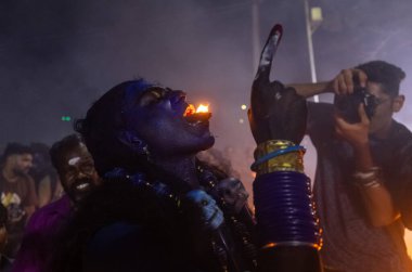 Kulashekharapatnam, Tamilnadu, Hindistan - 12 Ekim 2024: Kulasai, boyalı yüzlü Hindu dindar portresi ve kulasai dasara festivalinin gece ayinlerini gerçekleştirmek için bir tarikat karakteri gibi giyinmiş.