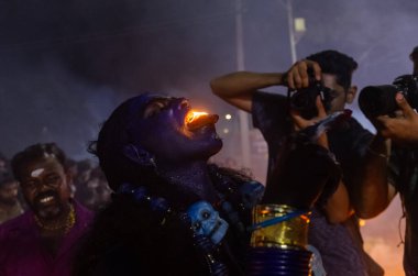 Kulashekharapatnam, Tamilnadu, Hindistan - 12 Ekim 2024: Kulasai, boyalı yüzlü Hindu dindar portresi ve kulasai dasara festivalinin gece ayinlerini gerçekleştirmek için bir tarikat karakteri gibi giyinmiş.