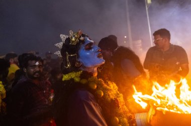 Kulashekharapatnam, Tamilnadu, Hindistan - 12 Ekim 2024: Kulasai, boyalı yüzlü Hindu dindar portresi ve kulasai dasara festivalinin gece ayinlerini gerçekleştirmek için bir tarikat karakteri gibi giyinmiş.