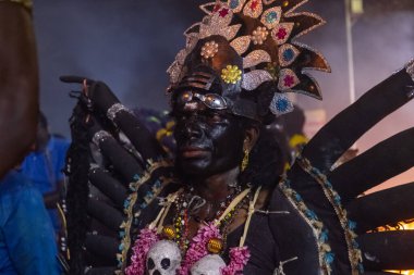 Kulashekharapatnam, Tamilnadu, Hindistan - 12 Ekim 2024: Kulasai, boyalı yüzlü Hindu dindar portresi ve kulasai dasara festivalinin gece ayinlerini gerçekleştirmek için bir tarikat karakteri gibi giyinmiş.