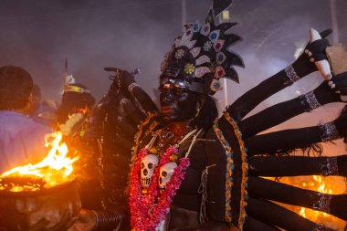 Kulashekharapatnam, Tamilnadu, Hindistan - 12 Ekim 2024: Kulasai, boyalı yüzlü Hindu dindar portresi ve kulasai dasara festivalinin gece ayinlerini gerçekleştirmek için bir tarikat karakteri gibi giyinmiş.