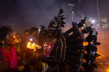 Kulashekharapatnam, Tamilnadu, Hindistan - 12 Ekim 2024: Kulasai, boyalı yüzlü Hindu dindar portresi ve kulasai dasara festivalinin gece ayinlerini gerçekleştirmek için bir tarikat karakteri gibi giyinmiş.