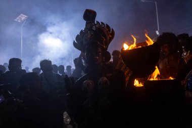 Kulashekharapatnam, Tamilnadu, Hindistan - 12 Ekim 2024: Kulasai, boyalı yüzlü Hindu dindar portresi ve kulasai dasara festivalinin gece ayinlerini gerçekleştirmek için bir tarikat karakteri gibi giyinmiş.