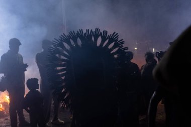 Kulashekharapatnam, Tamilnadu, Hindistan - 12 Ekim 2024: Kulasai, boyalı yüzlü Hindu dindar portresi ve kulasai dasara festivalinin gece ayinlerini gerçekleştirmek için bir tarikat karakteri gibi giyinmiş.