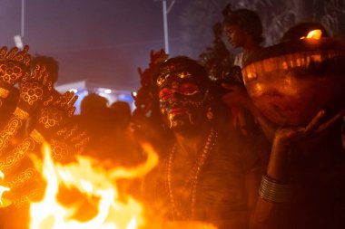 Kulashekharapatnam, Tamilnadu, Hindistan - 12 Ekim 2024: Kulasai, boyalı yüzlü Hindu dindar portresi ve kulasai dasara festivalinin gece ayinlerini gerçekleştirmek için bir tarikat karakteri gibi giyinmiş.