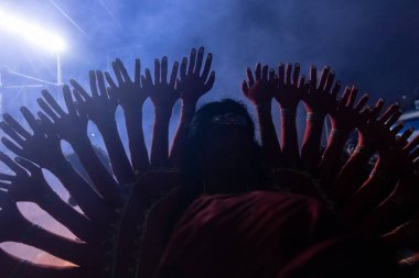 Kulashekharapatnam, Tamilnadu, Hindistan - 12 Ekim 2024: Kulasai, boyalı yüzlü Hindu dindar portresi ve kulasai dasara festivalinin gece ayinlerini gerçekleştirmek için bir tarikat karakteri gibi giyinmiş.