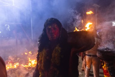 Kulashekharapatnam, Tamilnadu, Hindistan - 12 Ekim 2024: Kulasai, boyalı yüzlü Hindu dindar portresi ve kulasai dasara festivalinin gece ayinlerini gerçekleştirmek için bir tarikat karakteri gibi giyinmiş.