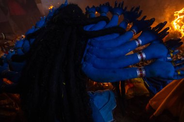 Kulashekharapatnam, Tamilnadu, Hindistan - 12 Ekim 2024: Kulasai, boyalı yüzlü Hindu dindar portresi ve kulasai dasara festivalinin gece ayinlerini gerçekleştirmek için bir tarikat karakteri gibi giyinmiş.