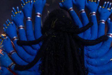 Kulashekharapatnam, Tamilnadu, Hindistan - 12 Ekim 2024: Kulasai, boyalı yüzlü Hindu dindar portresi ve kulasai dasara festivalinin gece ayinlerini gerçekleştirmek için bir tarikat karakteri gibi giyinmiş.