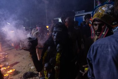 Kulashekharapatnam, Tamilnadu, Hindistan - 12 Ekim 2024: Kulasai, boyalı yüzlü Hindu dindar portresi ve kulasai dasara festivalinin gece ayinlerini gerçekleştirmek için bir tarikat karakteri gibi giyinmiş.