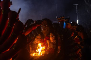 Kulashekharapatnam, Tamilnadu, Hindistan - 12 Ekim 2024: Kulasai, boyalı yüzlü Hindu dindar portresi ve kulasai dasara festivalinin gece ayinlerini gerçekleştirmek için bir tarikat karakteri gibi giyinmiş.