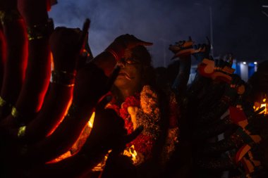 Kulashekharapatnam, Tamilnadu, Hindistan - 12 Ekim 2024: Kulasai, boyalı yüzlü Hindu dindar portresi ve kulasai dasara festivalinin gece ayinlerini gerçekleştirmek için bir tarikat karakteri gibi giyinmiş.