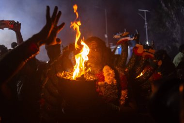 Kulashekharapatnam, Tamilnadu, Hindistan - 12 Ekim 2024: Kulasai, boyalı yüzlü Hindu dindar portresi ve kulasai dasara festivalinin gece ayinlerini gerçekleştirmek için bir tarikat karakteri gibi giyinmiş.