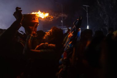 Kulashekharapatnam, Tamilnadu, Hindistan - 12 Ekim 2024: Kulasai, boyalı yüzlü Hindu dindar portresi ve kulasai dasara festivalinin gece ayinlerini gerçekleştirmek için bir tarikat karakteri gibi giyinmiş.