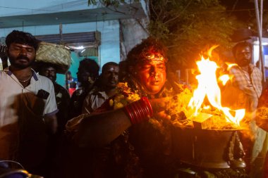 Kulashekharapatnam, Tamilnadu, Hindistan - 12 Ekim 2024: Kulasai, boyalı yüzlü Hindu dindar portresi ve kulasai dasara festivalinin gece ayinlerini gerçekleştirmek için bir tarikat karakteri gibi giyinmiş.