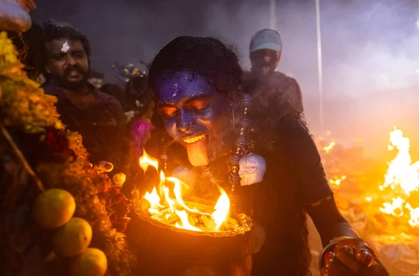 Kulashekharapatnam, Tamilnadu, Hindistan - 12 Ekim 2024: Kulasai, boyalı yüzlü Hindu dindar portresi ve kulasai dasara festivalinin gece ayinlerini gerçekleştirmek için bir tarikat karakteri gibi giyinmiş.
