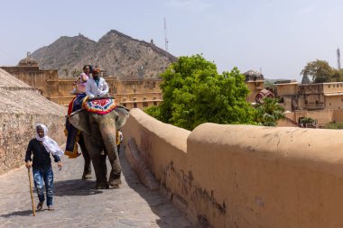 Jaipur, Rajasthan, Hindistan - 15 Nisan 2022: Kehribar kalesinin mimari görünümü veya Amer Kalesi Jaipur Sarayı. Amber Kalesi, Rajasthan 'ın ünlü bir turizm merkezidir. Kaledeki turistler..