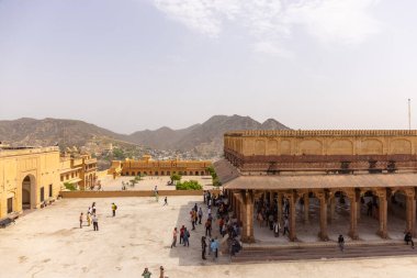 Jaipur, Rajasthan, Hindistan - 15 Nisan 2022: Kehribar kalesinin mimari görünümü veya Amer Kalesi Jaipur Sarayı. Amber Kalesi, Rajasthan 'ın ünlü bir turizm merkezidir. Kaledeki turistler..