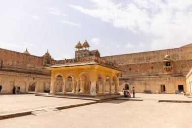 Jaipur, Rajasthan, Hindistan - 15 Nisan 2022: Kehribar kalesinin mimari görünümü veya Amer Kalesi Jaipur Sarayı. Amber Kalesi, Rajasthan 'ın ünlü bir turizm merkezidir. Kaledeki turistler..