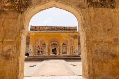 Jaipur, Rajasthan, Hindistan - 15 Nisan 2022: Kehribar kalesinin mimari görünümü veya Amer Kalesi Jaipur Sarayı. Amber Kalesi, Rajasthan 'ın ünlü bir turizm merkezidir. Kaledeki turistler..