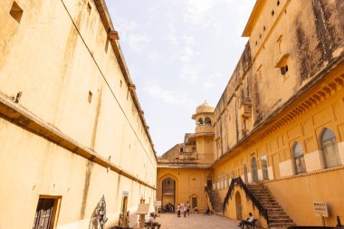 Jaipur, Rajasthan, Hindistan - 15 Nisan 2022: Kehribar kalesinin mimari görünümü veya Amer Kalesi Jaipur Sarayı. Amber Kalesi, Rajasthan 'ın ünlü bir turizm merkezidir. Kaledeki turistler..