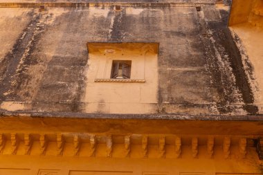 Jaipur, Rajasthan, Hindistan - 15 Nisan 2022: Kehribar kalesinin mimari görünümü veya Amer Kalesi Jaipur Sarayı. Amber Kalesi, Rajasthan 'ın ünlü bir turizm merkezidir. Kaledeki turistler..
