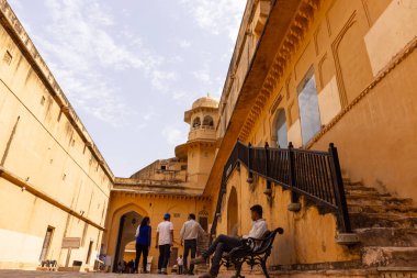 Jaipur, Rajasthan, Hindistan - 15 Nisan 2022: Kehribar kalesinin mimari görünümü veya Amer Kalesi Jaipur Sarayı. Amber Kalesi, Rajasthan 'ın ünlü bir turizm merkezidir. Kaledeki turistler..