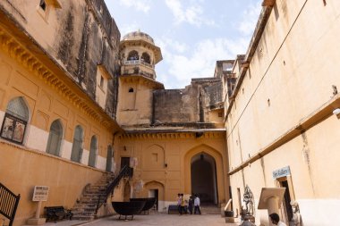 Jaipur, Rajasthan, Hindistan - 15 Nisan 2022: Kehribar kalesinin mimari görünümü veya Amer Kalesi Jaipur Sarayı. Amber Kalesi, Rajasthan 'ın ünlü bir turizm merkezidir. Kaledeki turistler..