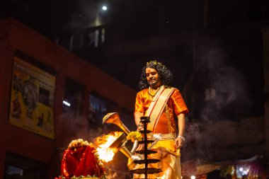 Varanasi, Hindistan, 03 Şubat 2021, Hindistan Uttar Pradesh, Hindistan 'daki Dashashwamedh Ghat' ta Hindu rahipler tarafından gerçekleştirilen Ganga aarti ayinleri