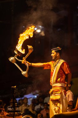 Varanasi, Hindistan, 03 Şubat 2021, Hindistan Uttar Pradesh, Hindistan 'daki Dashashwamedh Ghat' ta Hindu rahipler tarafından gerçekleştirilen Ganga aarti ayinleri