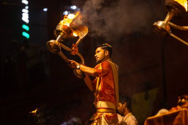 Varanasi, Hindistan, 03 Şubat 2021, Hindistan Uttar Pradesh, Hindistan 'daki Dashashwamedh Ghat' ta Hindu rahipler tarafından gerçekleştirilen Ganga aarti ayinleri