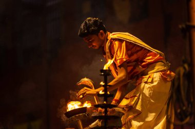 Varanasi, Hindistan, 03 Şubat 2021, Hindistan Uttar Pradesh, Hindistan 'daki Dashashwamedh Ghat' ta Hindu rahipler tarafından gerçekleştirilen Ganga aarti ayinleri