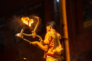 Varanasi, Hindistan, 03 Şubat 2021, Hindistan Uttar Pradesh, Hindistan 'daki Dashashwamedh Ghat' ta Hindu rahipler tarafından gerçekleştirilen Ganga aarti ayinleri