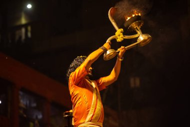 Varanasi, Hindistan, 03 Şubat 2021, Hindistan Uttar Pradesh, Hindistan 'daki Dashashwamedh Ghat' ta Hindu rahipler tarafından gerçekleştirilen Ganga aarti ayinleri