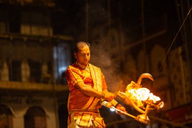 Varanasi, Hindistan, 03 Şubat 2021, Hindistan Uttar Pradesh, Hindistan 'daki Dashashwamedh Ghat' ta Hindu rahipler tarafından gerçekleştirilen Ganga aarti ayinleri