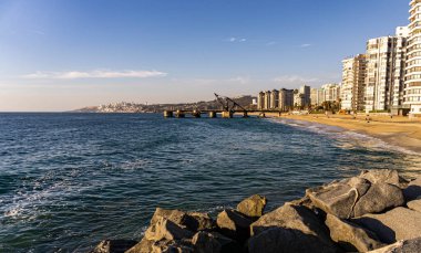 Vina del Mar, Şili 'deki Vergara rıhtımı, binalar ve plaj
