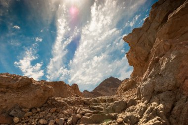 kayalar ve gökyüzü.