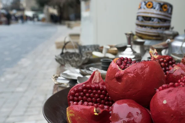 Bakü caddesinde nar. Azerbaycan.