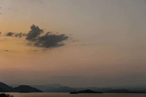 Kozalaklı bir ormanda ağaç kesiyorum. Kesilmiş ağaç gövdeleri ve ağaç kütükleri. Moskova bölgesi. Rusya.