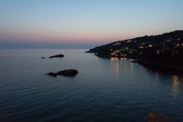 Kozalaklı bir ormanda ağaç kesiyorum. Kesilmiş ağaç gövdeleri ve ağaç kütükleri. Moskova bölgesi. Rusya.