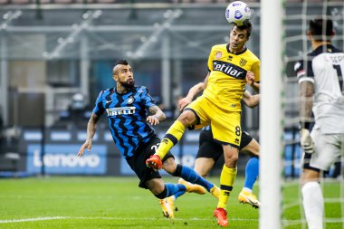Milan, İtalya. 31 Ekim 2020. İtalyan Serisi A futbol şampiyonası. Inter VS Parma 2-2, Arturo Vidal, Inter ve Alberto Grassi, Parma, top için yarışın..
