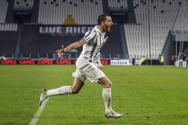TURIN, İtalya - 05 Aralık 2020 İtalyan Serie A Futbol Şampiyonası. Juventus Torino 'ya karşı 2-1. Leonardo Bonucci, Juventus, takım arkadaşlarıyla golü kutluyor