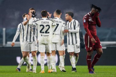 TURIN, İtalya - 05 Aralık 2020 İtalyan Serie A Futbol Şampiyonası. Juventus Torino 'ya karşı 2-1. Juventus 'un oyuncuları zaferi kutluyor.