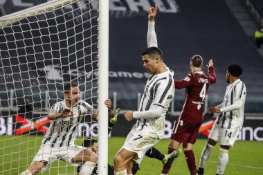TURIN, İtalya - 05 Aralık 2020 İtalyan Serie A Futbol Şampiyonası. Juventus Torino 'ya karşı 2-1. Cristiano Ronaldo, Juventus, golü kutluyor