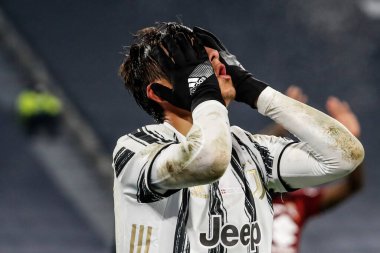 TURIN, İtalya - 05 Aralık 2020 İtalyan Serie A Futbol Şampiyonası. Juventus Torino 'ya karşı 2-1. Paulo Dybala, Juventus, ıskaladığı için hayal kırıklığına uğradı.